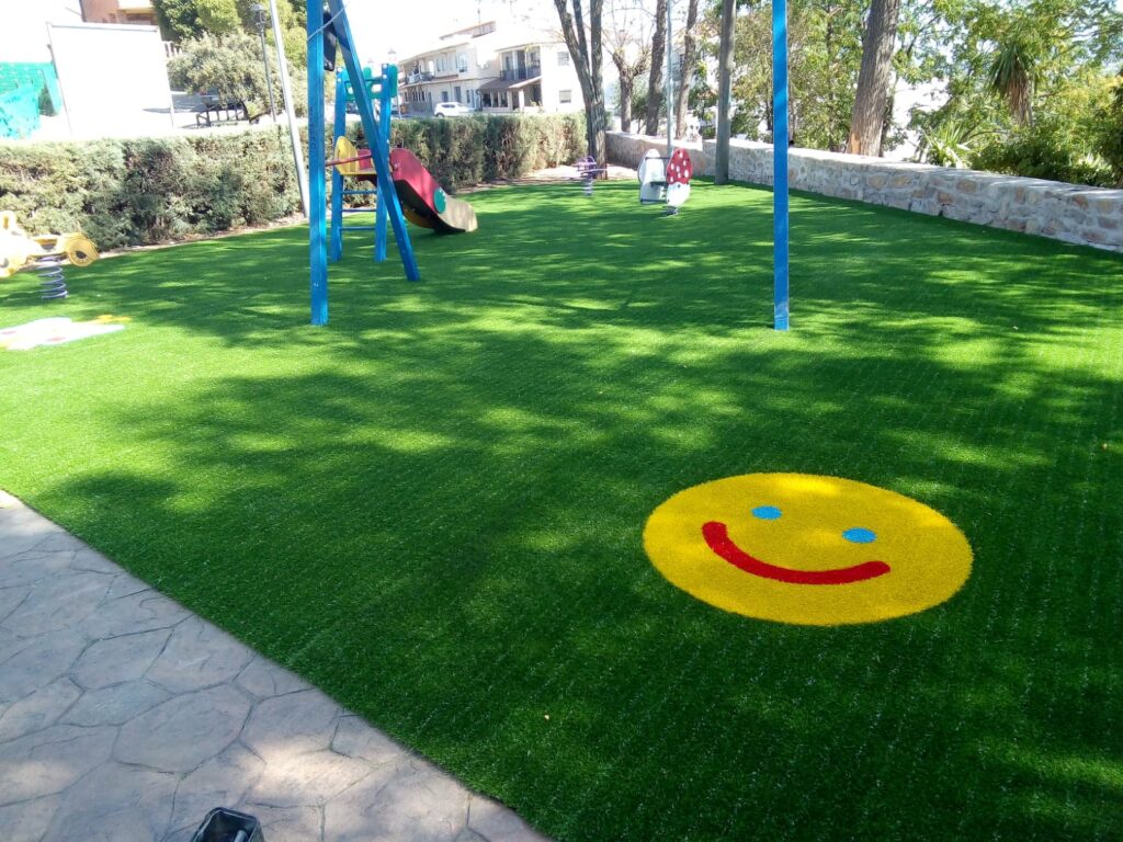 Instalar césped artificial en parques infantiles