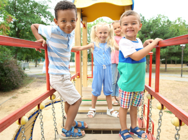 Niños sonriendo en el parque