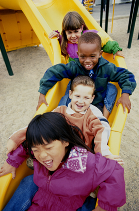 Niños felices en el parque